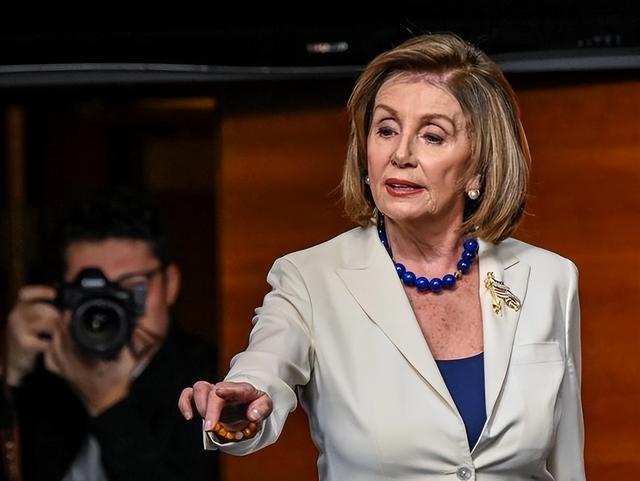 被总统痛骂，被中国制裁全家，快退休的佩洛西，为何里外不是人？