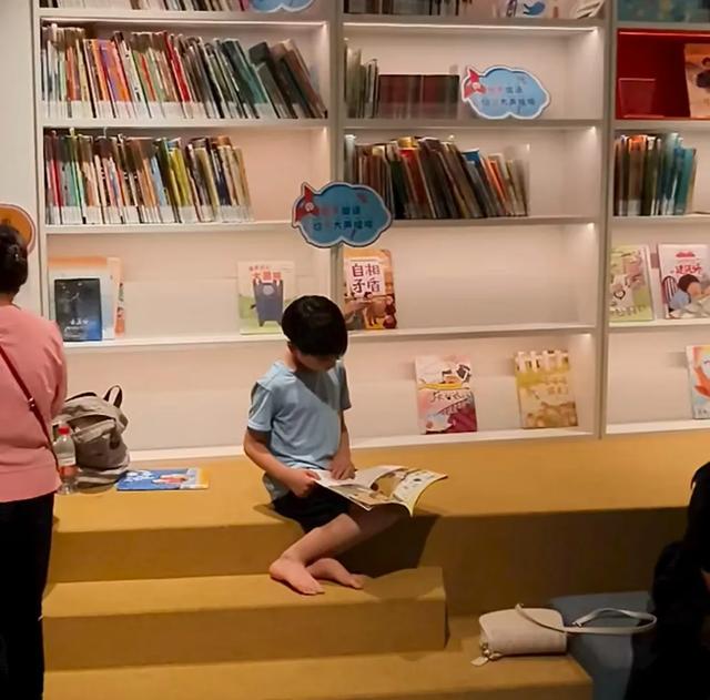 淘书逛展、夜游夜市、盖章打卡……上海书展的快乐，弥漫在整座城市→