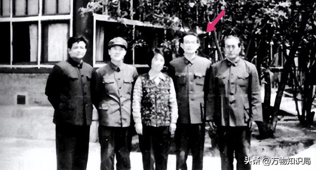 “外交男神”王毅年轻旧照，与妻子罕见同框，岳父曾是周总理秘书