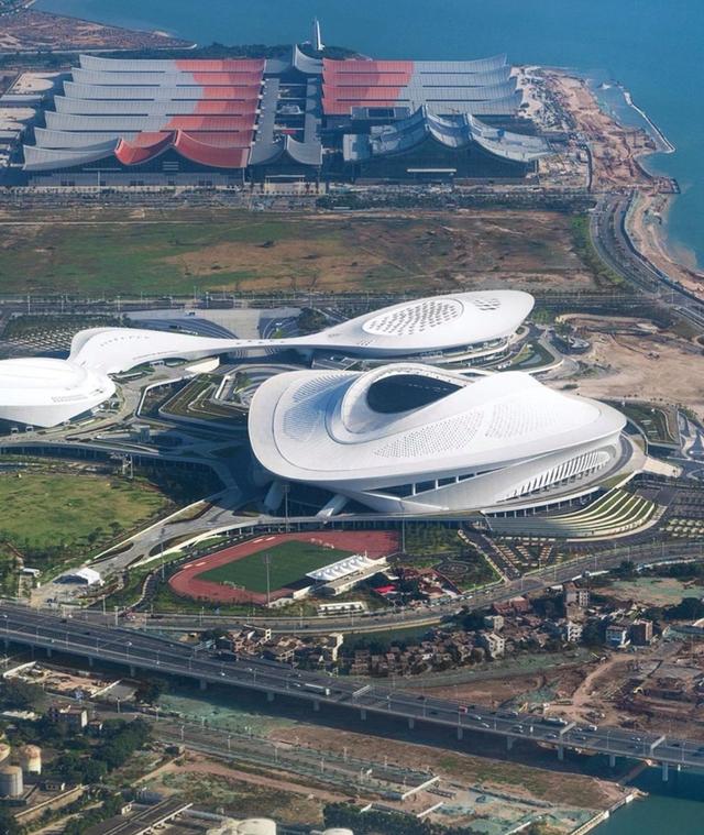 厦门国际博览中心，由展览中心、会议中心、会展酒店等组成