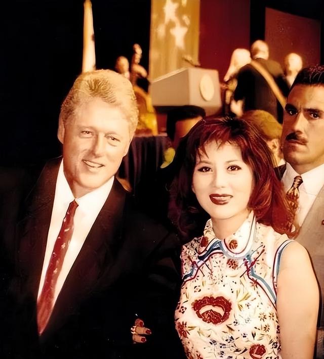 她是中国第一美妇，因为太美被克林顿接见，为显年轻28年不近男色