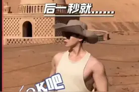 爆笑！男子执意要在43℃的火焰山前拍照！网友: 来都来了必须出片图片
