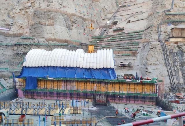 200米！国内在建海拔最高双曲拱坝实现浇筑新突破