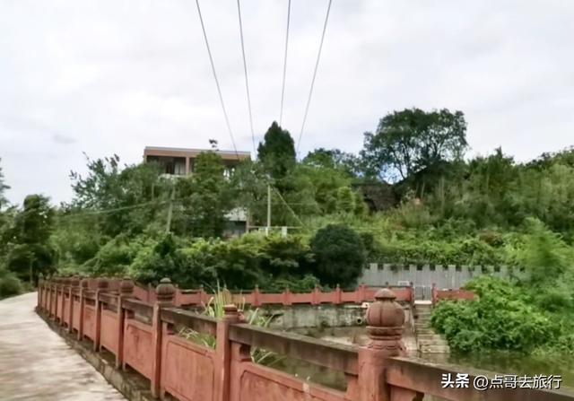 成都龙泉山被冷落的古场镇，街上空无一人，美食诱人被严重低估！