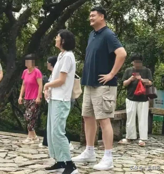 姚明一家老少现身苏州，15岁女儿背不挺，还打扮老气，丈母娘超瘦
