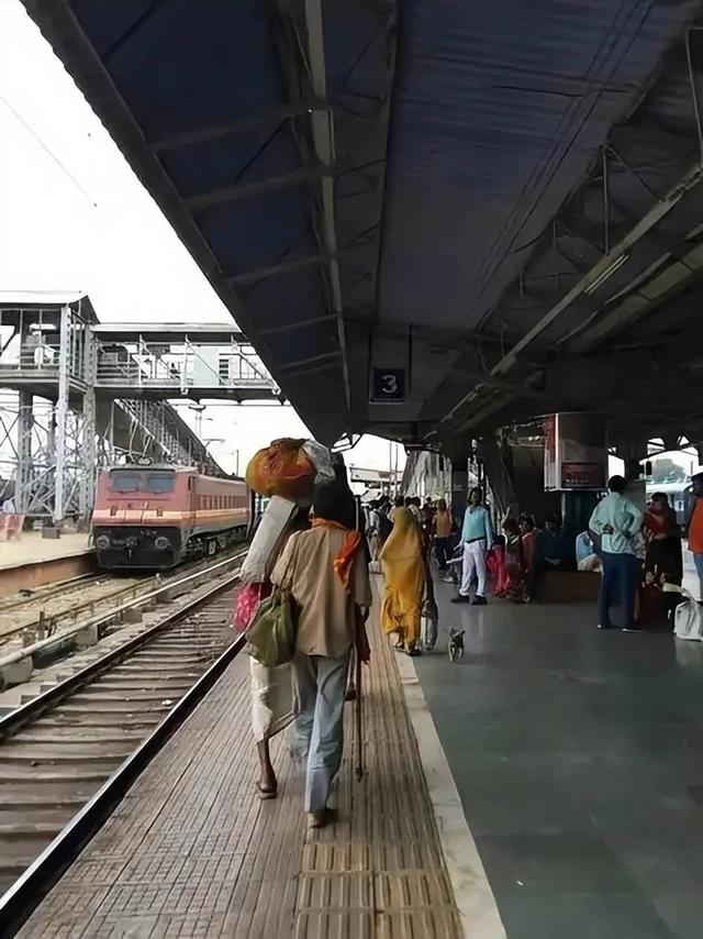 印度游客疯狂涌入中国，庐山水中搓澡还打肥皂，无视禁令引众怒！