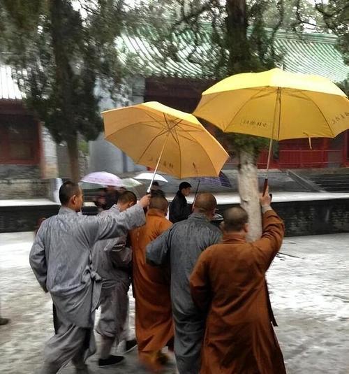 释永信老家村民：早年他大哥从少林寺带回一个装满钞票的尼龙袋子