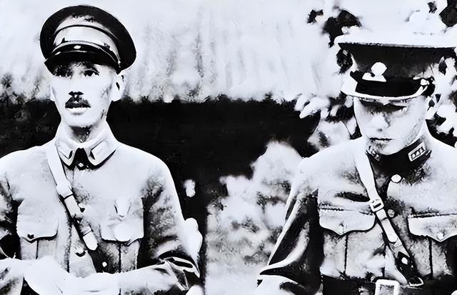 1928年，杨宇霆被枪决前和张学良合影，注意看站姿，早已分道扬镳