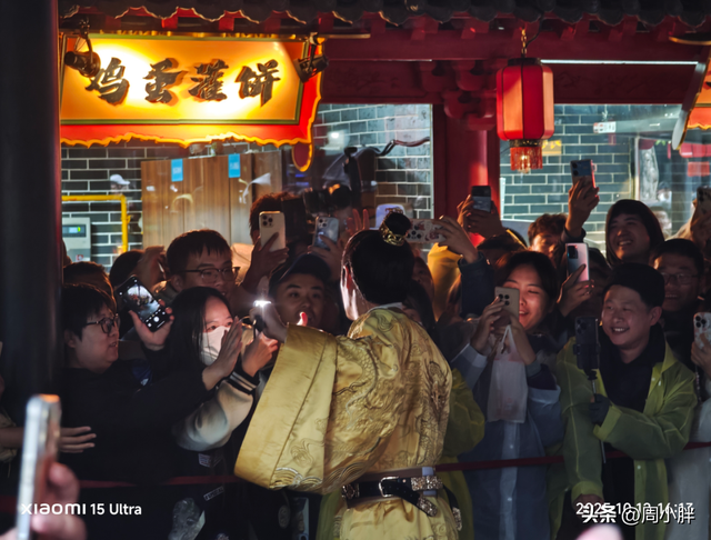 郑国霖雨中游万岁山，明星效应助推2025开封菊花花会文旅热度