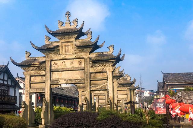 四川隆昌有一座石牌坊古镇，青石黛瓦间，解读牌坊背后的历史故事