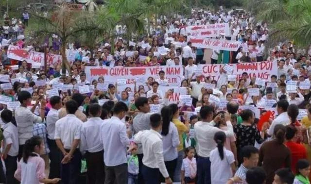 被美国打了14年，最后成了亲美国家，国内女性为美军生下数万混血