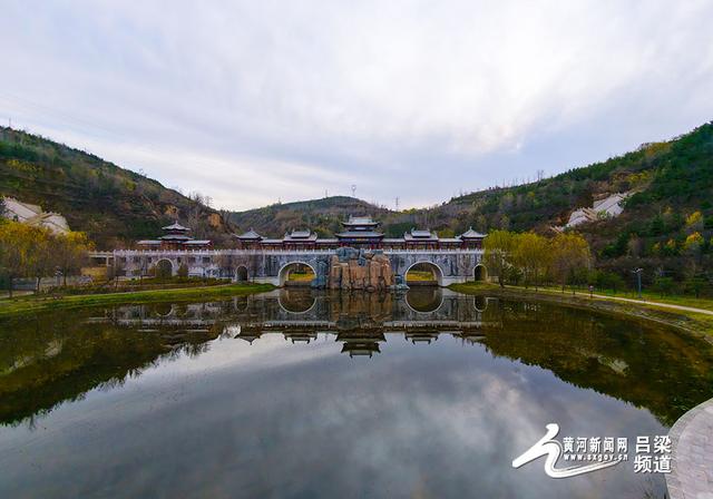 初冬吕梁市区森林公园：霜染林峦 景韵天成