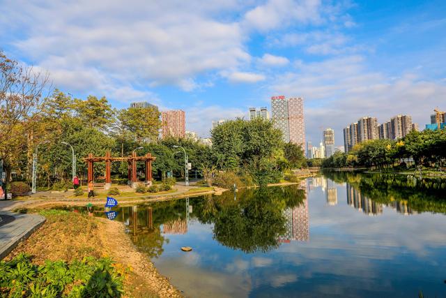 涛光碧影城似锦