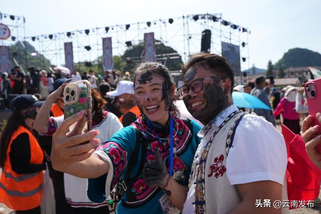 脸越黑越幸福！来普者黑快乐抹花脸啦