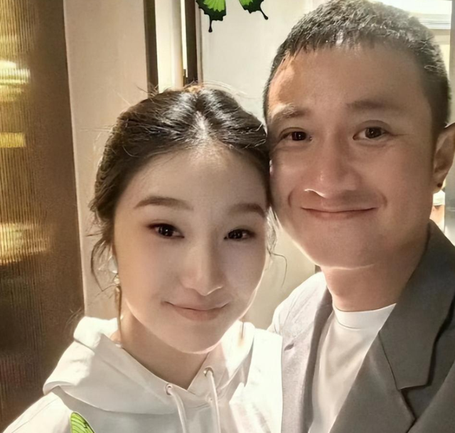 49岁马伊琍没想到，辛苦养大的17岁女儿文君竹，早为亲爹文章争光