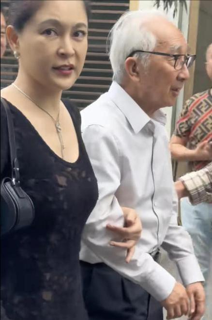 知名演员嫁大44岁老艺术家	，现丈夫91岁垂垂老矣，她47岁貌美如花