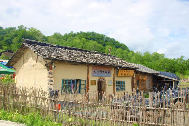 长白山有一座锦江木屋村，已有300多年，遗世独立又充满烟火气息