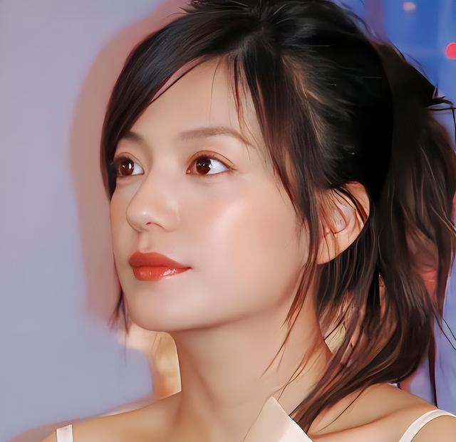 婚姻事业全无，消失4年后	，49岁赵薇再曝近况，胃癌传闻真相曝光