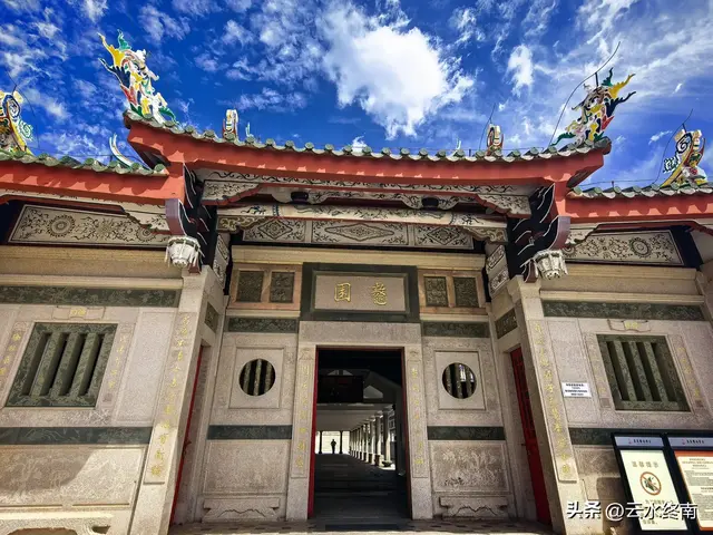 我看到以国家的名义纪念一个人！在一个从小学中学上到大学的村子