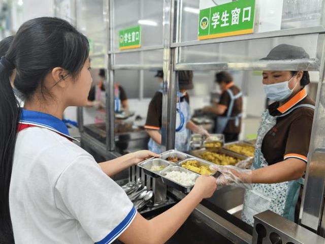 北京下了硬命令，2027年底前，所有中小学必须告别“校外供餐”