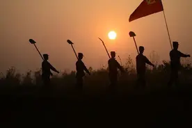 《我们的队伍向太阳》有三多三少图片