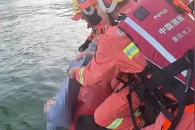 视频丨惊险！男子跳桥欲轻生 重庆消防救援水上支队冲锋舟飞驰救援图片