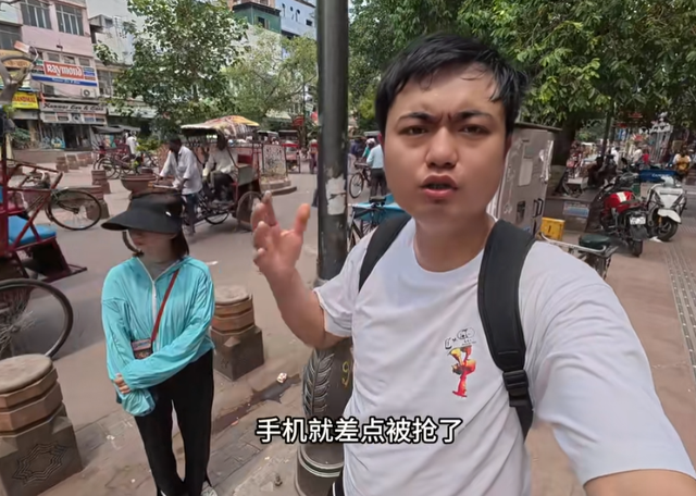 中国夫妻探秘印度贫民窟：丈夫被石头砸满头包，妻子一直被打臀部