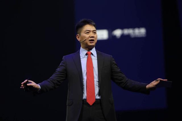 回不去的刘强东：为老家豪捐161亿，祖宅却深夜被泼油漆