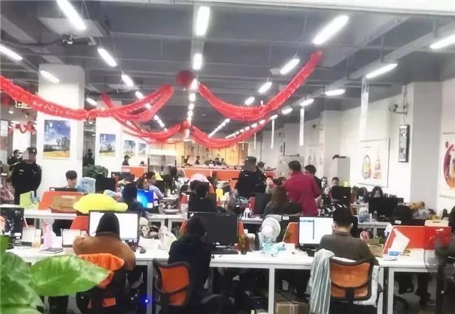 别人越赚越多，自己越来越穷，别被资本洗脑了，你和有钱人差在哪