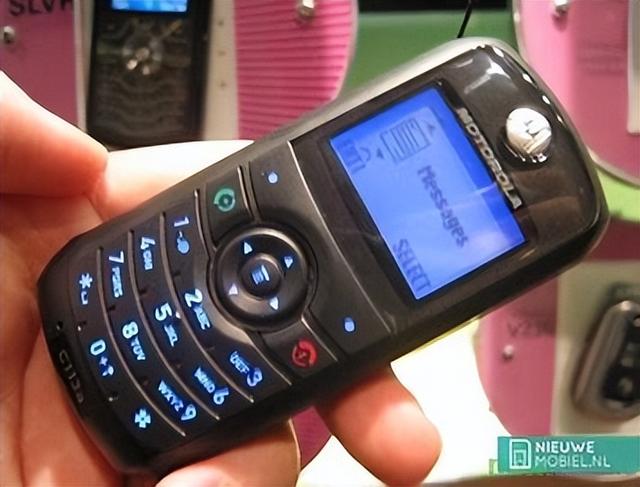 通信历史连载842-世界第一部穷人买的起的手机Moto C113a-2005年