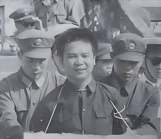 80年代，武警正在捆绑罪犯的场景，这种绑法越挣扎捆绑的越紧