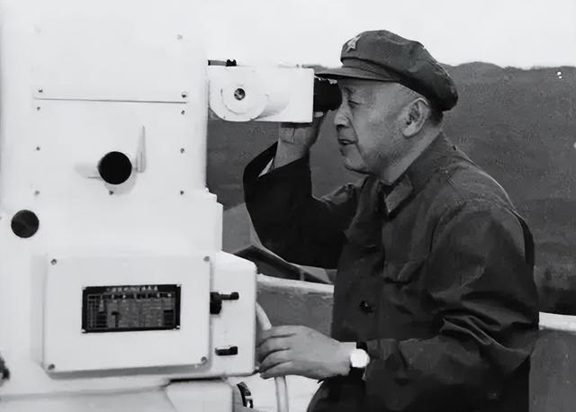 1958年苏联卫星脱轨，预计坠落中国，钱学森凭一道火光算出坠毁点
