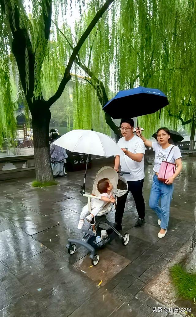 新华社原军事记者陶俊峰泉城美拍：秋雨后 护城河边美如画