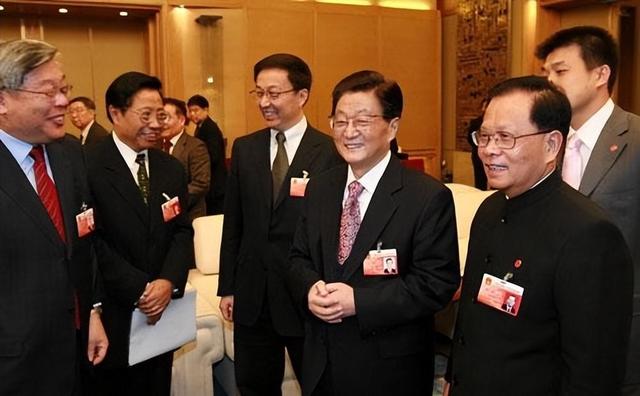 他是原上海市委书记，在上海工作40多年，官至正国级，69岁病逝