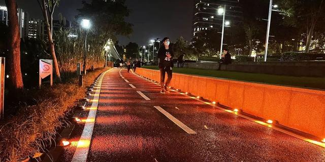 上联画龙画虎难画骨，下联跑人跑心更跑魂！用跑鞋把“骨”画出来