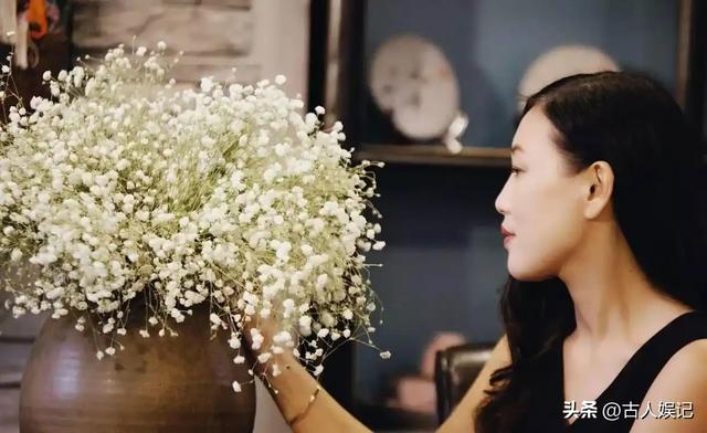 河南穷小伙娶大10岁上海富婆，富婆患癌后剃了光头，他却不离不弃