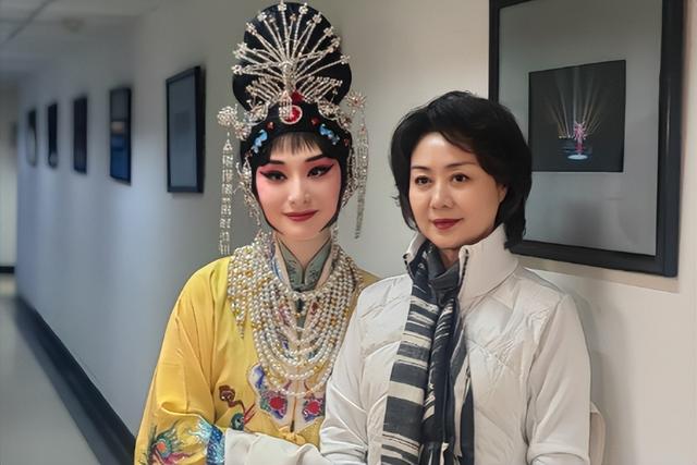 至今未婚未育，身边却有男人陪了近27年！59岁的她才是真人间清醒