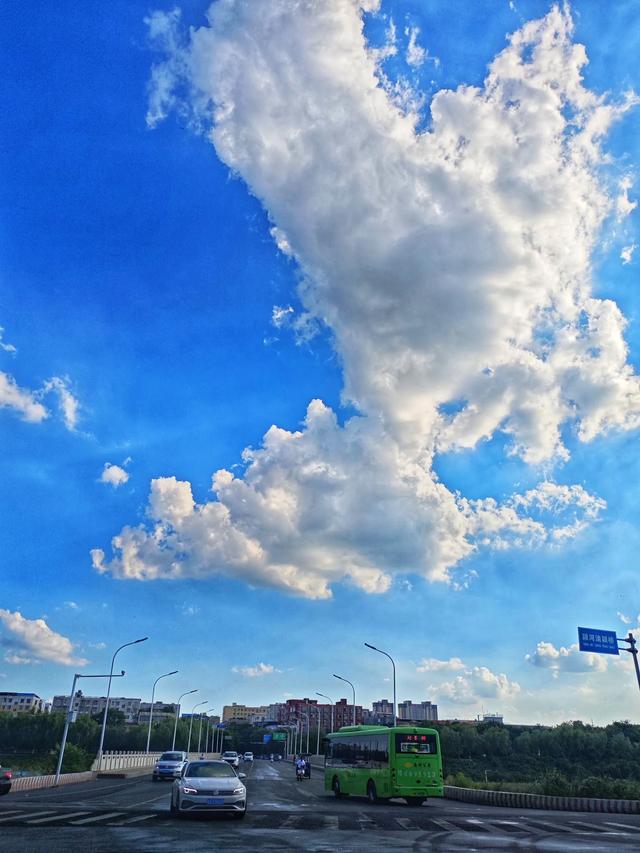 禹州颍河上空的蓝天白云，是当地一道清新动人的自然景致。