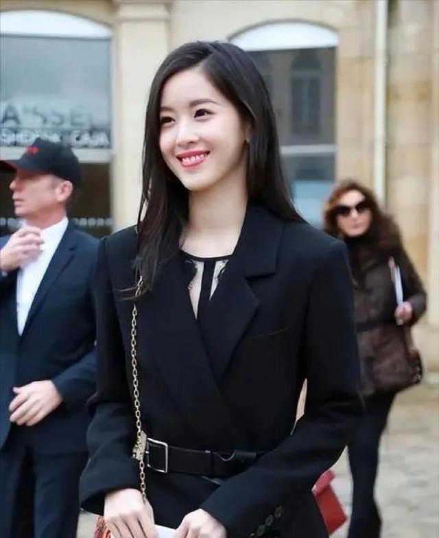 才明白，为何娶“奶茶妹”章泽天，7年抱仨的刘强东，从未有怨言