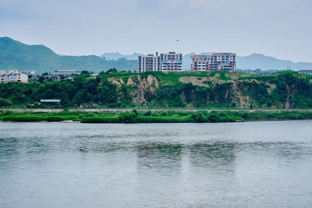 鸭绿江国门景区，领略中朝边境的异域风光，还是红色研学的好去处