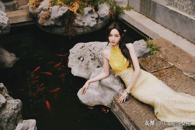 吴宣仪明黄旗袍，园林里的古典氛围感美人