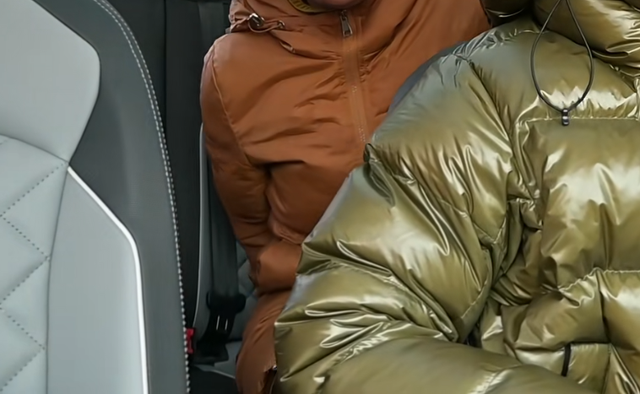 小伙自驾西藏被牧民求助，热心帮忙充电宝却被偷，录像拍下全过程