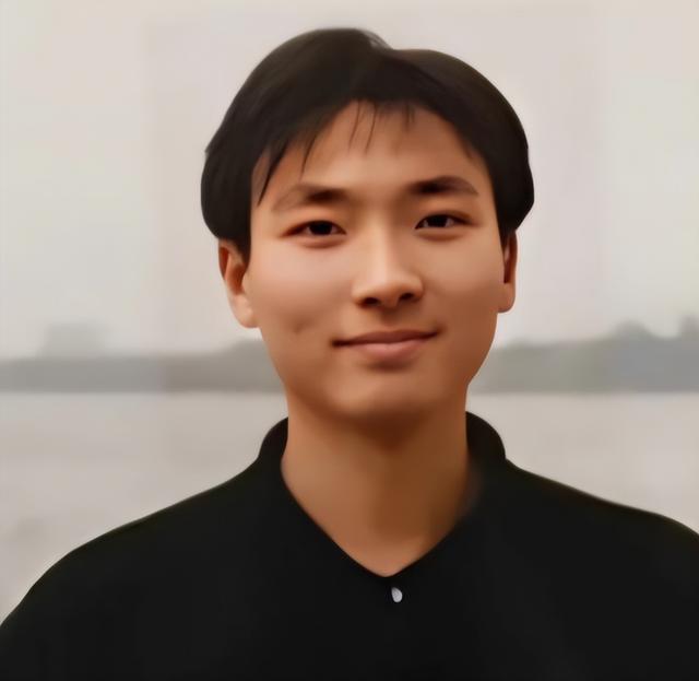 "央视一哥"康辉，丁克一辈子	，却在四十岁接到一通电话让他后悔