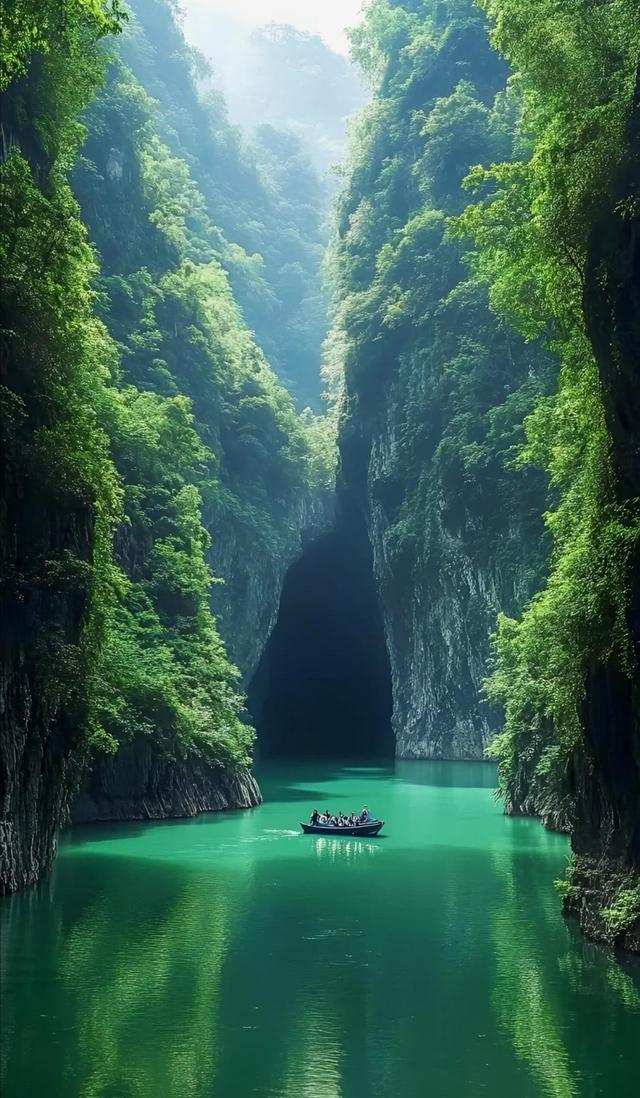 冬日山水竟有这般魔力，小船轻盈滑过，紧绷神经瞬间松了