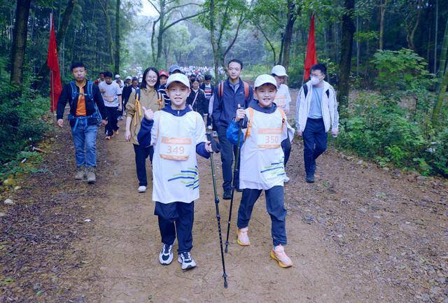 山水为卷，非遗为韵丨2025“环浙步道 登甬十峰”奉化站燃情开跑