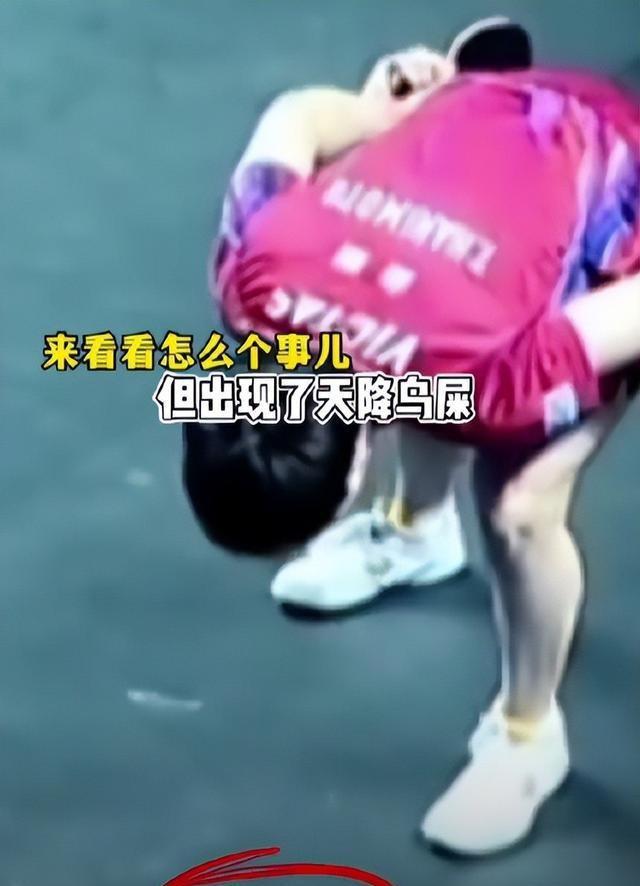 国乒夺冠后回国，恶心一幕发生，王楚钦气得直摇头，没人笑得出来