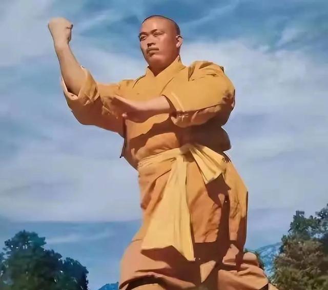 释永信与师姐释永梅合影曝光！22年前，她胸前挂着当时最时尚手机