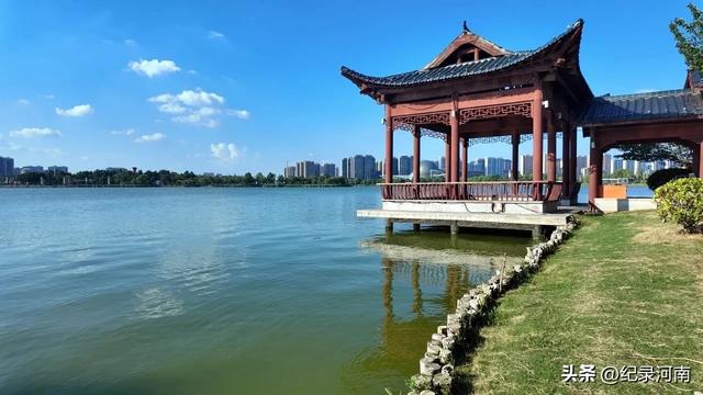 三线城市商丘市中心城区第一个人工湖日月湖堪比杭州西湖商丘分湖