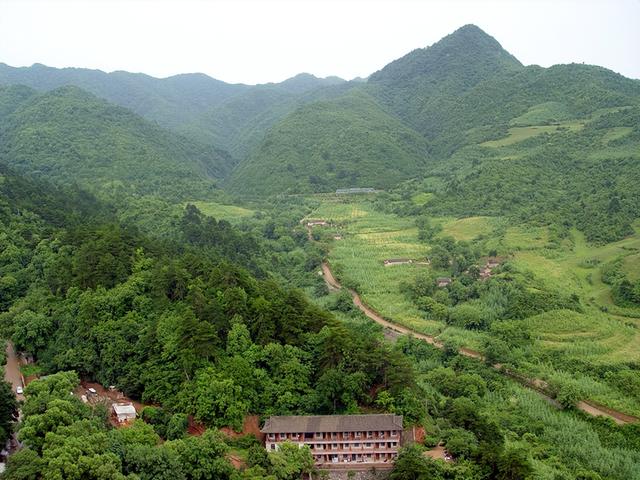 甘肃旅游：两访四大石窟之一的麦积山（图）