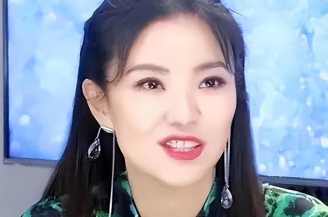 和撒贝宁同居四年，却转身和富豪在一起，没想到如今却沦落至此
